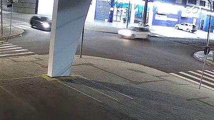 Câmeras de segurança registram grave colisão no Jardim Presidente em Cascavel