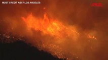 L'incendio di Pacific Palisades infuria di prima mattina sulle montagne di Santa Monica