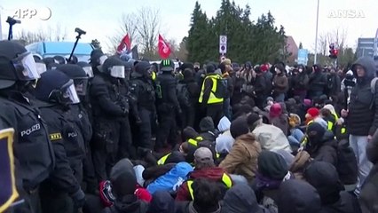 Germania, la polizia sgombera i manifestanti al congresso di AfD