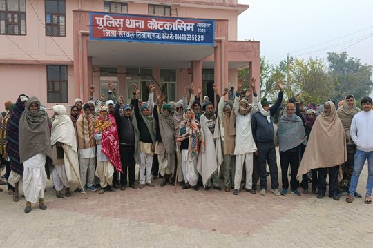 लाखों का भैंसा चोरी, 5 गांवों के लोगों ने थाने का किया घेराव ... देखें वीडियो
