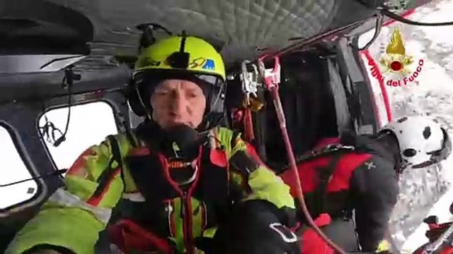 Lecco, bloccati nel canalone innevato: le immagini dall'elicottero dei vigili del fuoco