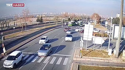 Otobüsü durdurup boğazına yiyecek kaçan kadının yardımına koştu