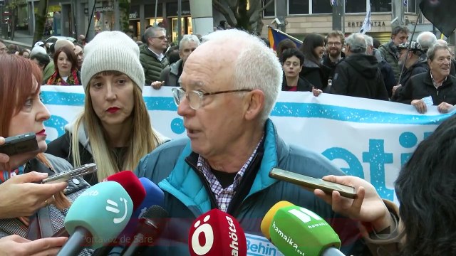 Miles de personas piden en Bilbao abrir las puertas de las celdas a los presos de ETA