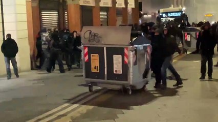 Distruzione in centro a Bologna al passaggio del corteo violento: video