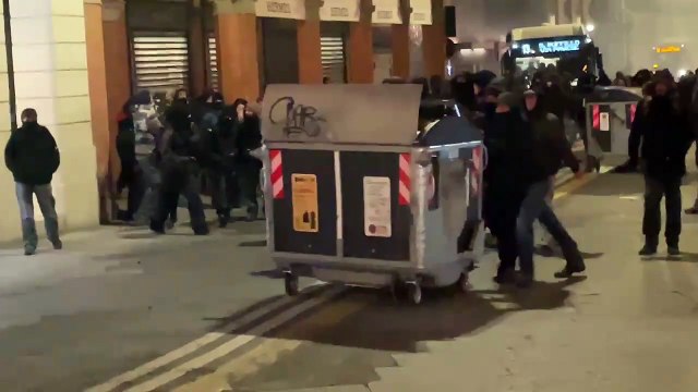 Distruzione in centro a Bologna al passaggio del corteo violento: video