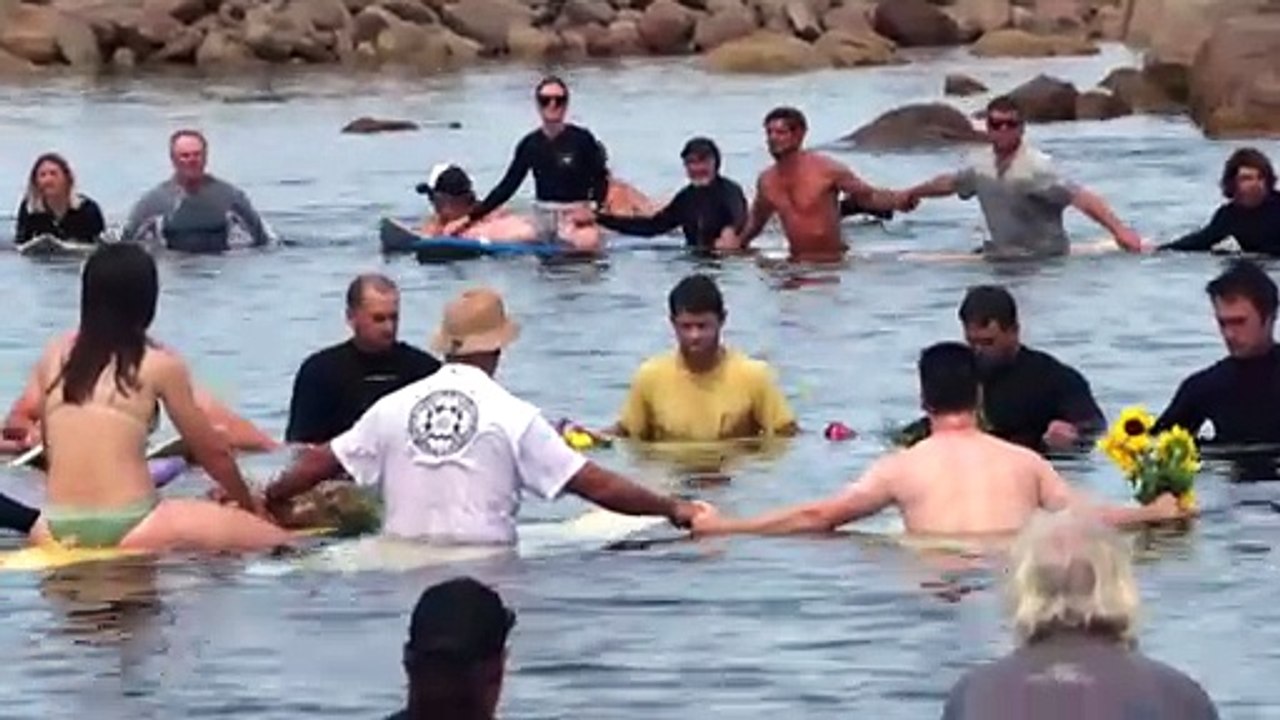 Hundreds pay tribute to shark attack victim Lance Appleby in paddle out event on SA west coast