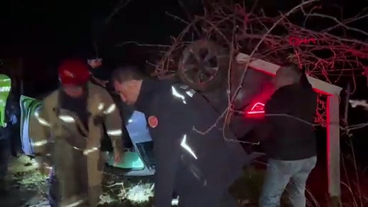 BURSA - Otomobil kivi bahçesine uçtu; nişanlı çift yaralandı