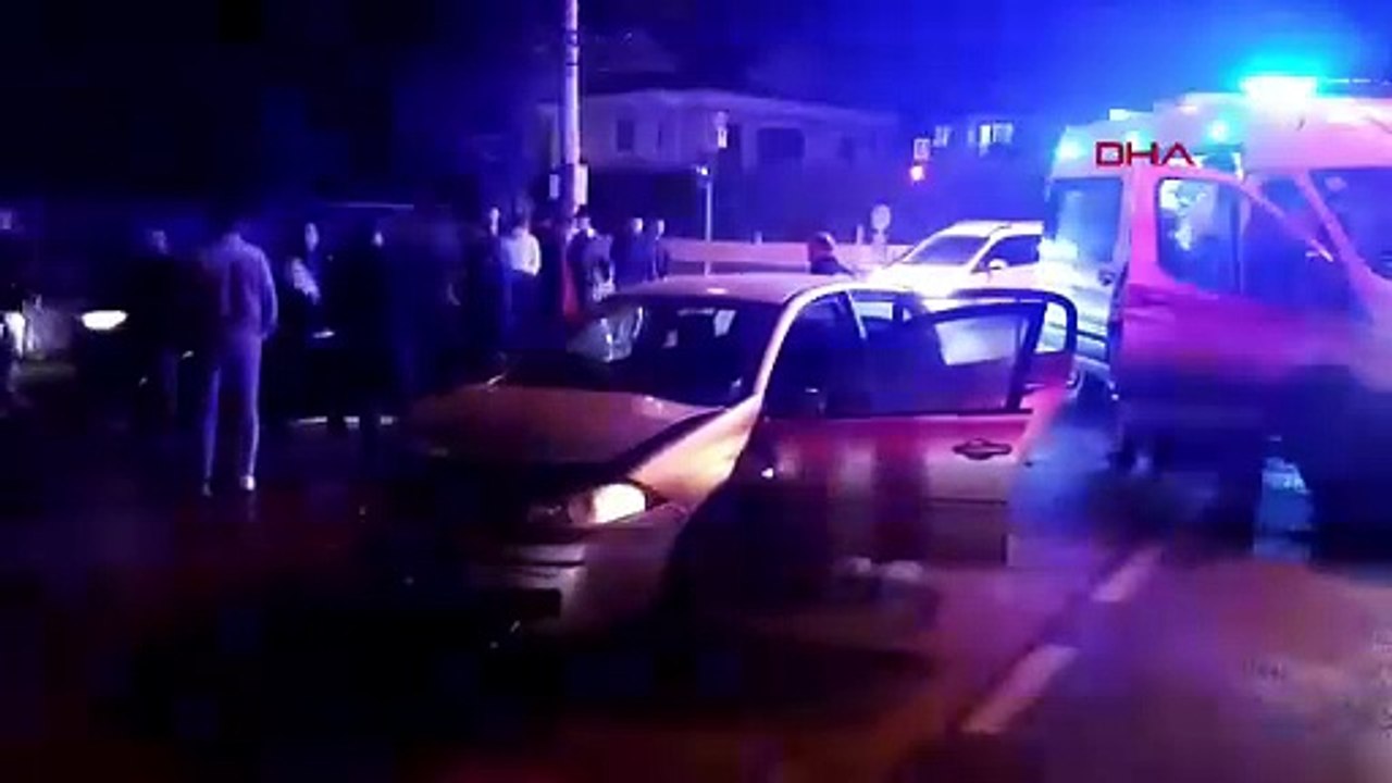 Ambulansa yol vermek isterken otomobiller çarpıştı: 4 yaralı