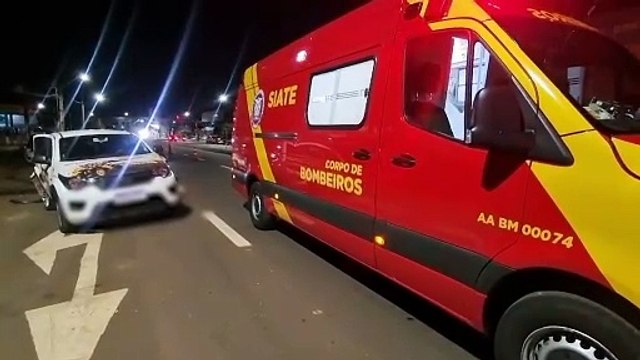 Fiat Uno bate em poste e atinge Fiat Mobi estacionado na Avenida Carlos Gomes