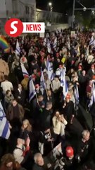 Scuffles erupt between Israeli anti-war protesters and police in Tel Aviv