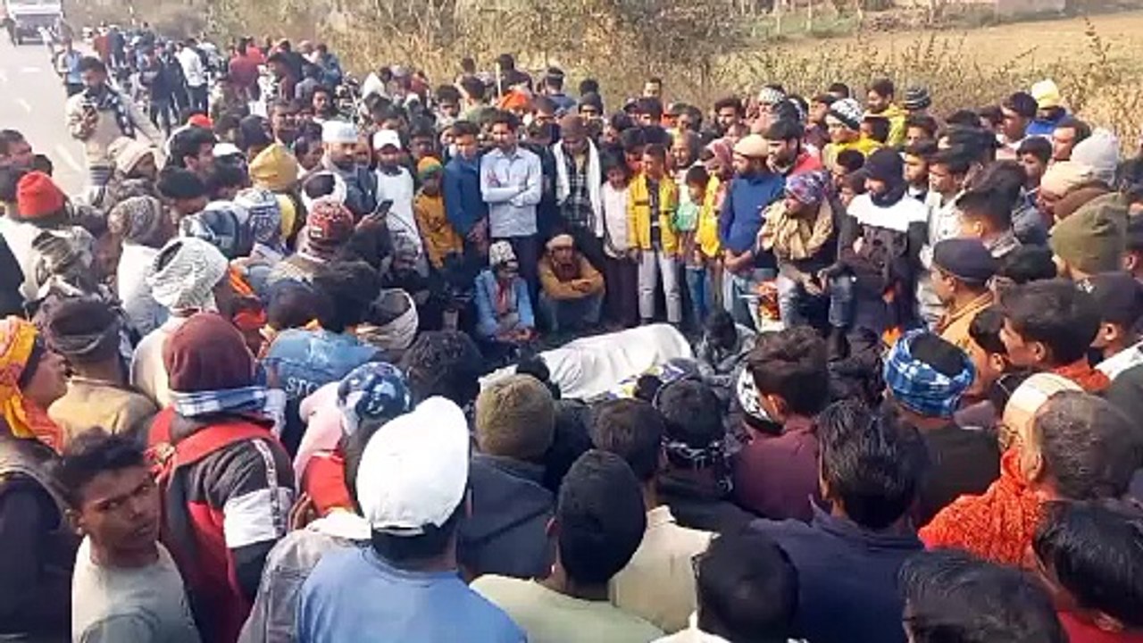 दो बाइको की टक्कर में सड़क पर गिरे युवक की ट्रक ने कुचला