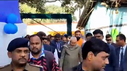सीएम नीतीश कुमार प्रगति यात्रा के दौरान खुटौना प्रखंड के  दुर्गीपट्टी  हेलीकॉप्टर से पहुंचे।  उसके बाद झंझारपुर प्रखंड के मिथिलाहट पहुंचे