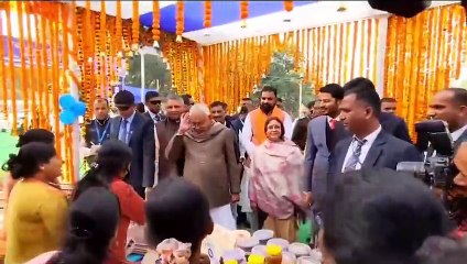 सीएम नीतीश कुमार प्रगति यात्रा के दौरान खुटौना प्रखंड के  दुर्गीपट्टी  हेलीकॉप्टर से पहुंचे।  उसके बाद झंझारपुर प्रखंड के मिथिलाहट पहुंचे