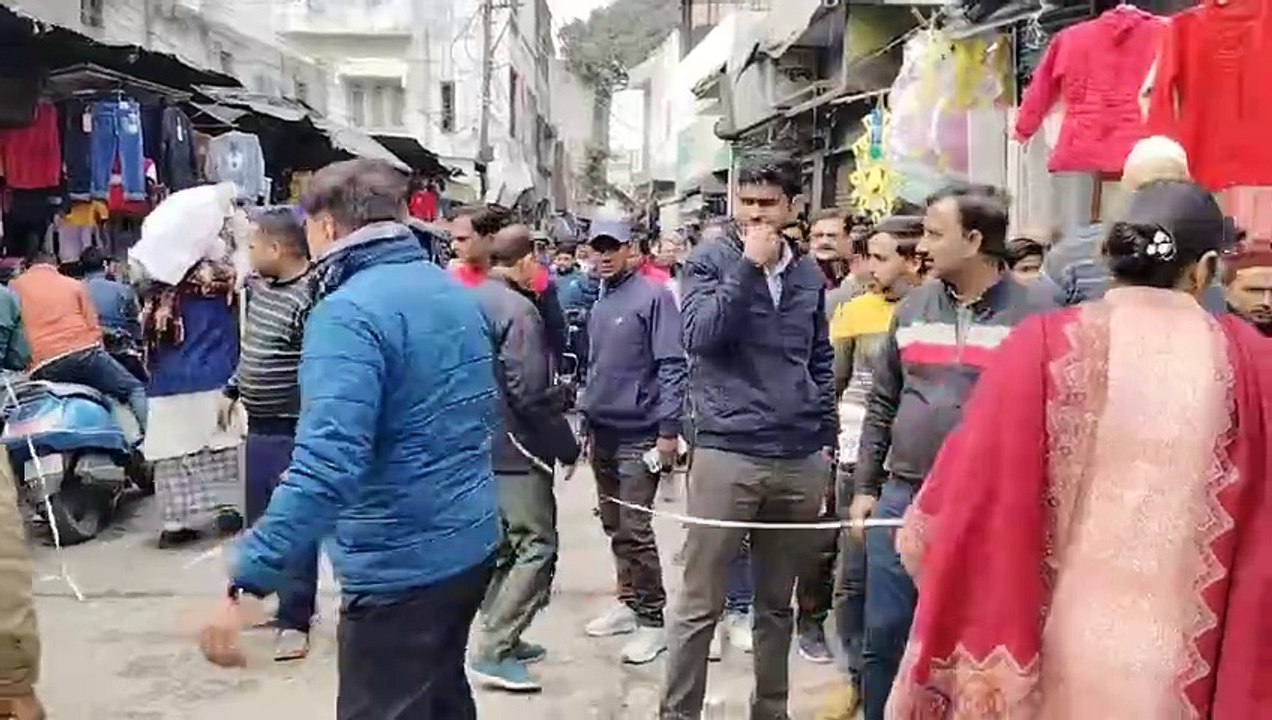 अकर्म मोचन कूप और मस्जिद के पास बनी एक दर्जन अव...
