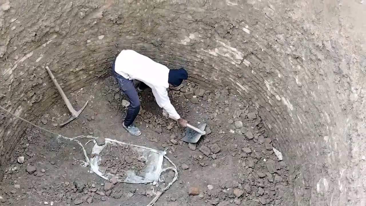 अकर्म मोचन कूप और मस्जिद के पास बनी एक दर्जन अव...