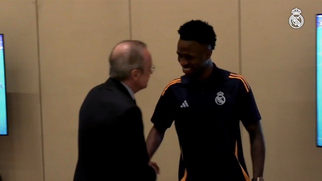 Florentino saluda a todos los jugadores en el hotel de Yeda