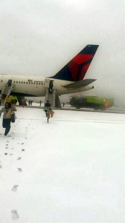 Another footage of Delta Air Lines flight DL2668 a Boeing 757-351 suffered an engine failure on takeoff at ATL
