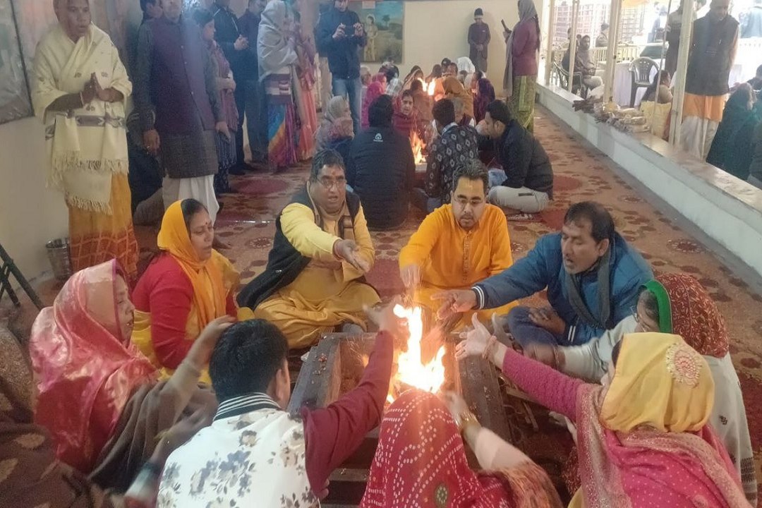 नौ कुंडीय गायत्री महायज्ञ:  गायत्री मंत्र से गू...