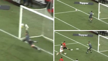 Para un penalti, lo celebra con el balón en juego... ¡y le marcan el rechace!