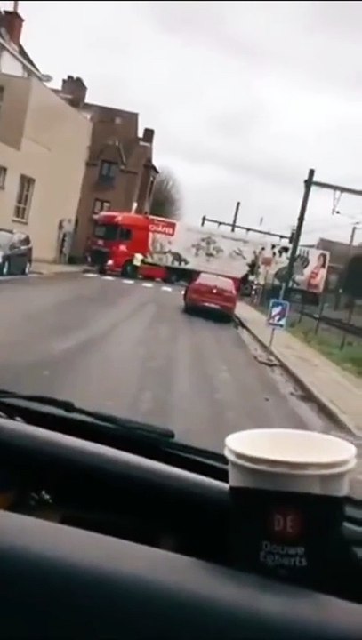 Il sort son camion de la voie ferrée juste à temps