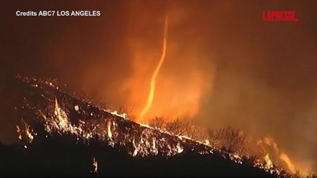 Il momento in cui si forma un tornado di fuoco sulle colline della San Fernando Valley a Los Angeles