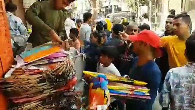 मकर संक्रांति को लेकर सज गई है पतंग मार्केट - मोदी योगी पतंग आउट ऑफ मार्केट - बच्चों की कार्टून कैरेक्टर की डिमांड बढ़ी