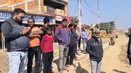 कोडरमा में फोरलेन सड़क के सर्विस रोड में घटिया मेटेरियल का हो रहा इस्तेमाल ,स्थानीय लोगों ने सर्विस रोड का काम रुकवाया ,लोगों ने कहा घटिया नाली निर्माण के बाद घटिया मेटेरियल से तैयार किया जा रहा सर्विस
