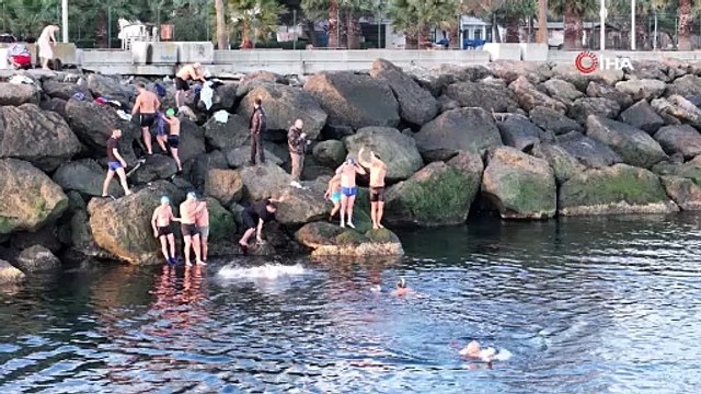 Çılgın Karadenizlilerden buz gibi suda deniz keyfi