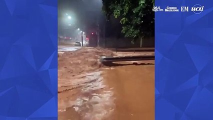 Chuva causa alagamento em ruas de Ipatinga, no Vale do Aço