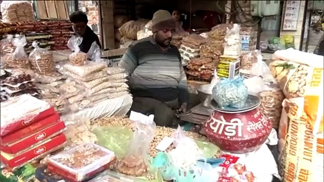 Hn_Ani2_Amritsar_People_Throng_Market_Ahead_Of_Lohri_18-51-47