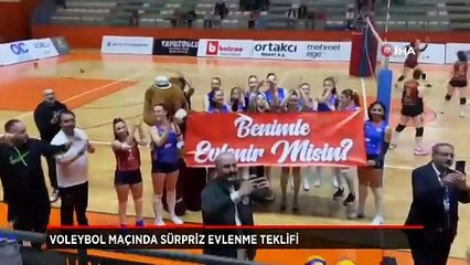Voleybol maçında sürpriz evlenme teklifi