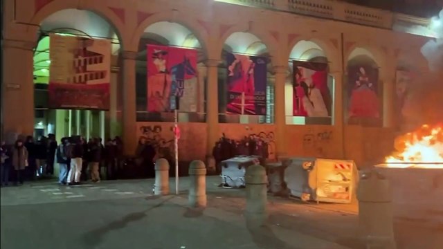 Bologna, la furia dei manifestanti per Ramy in piazza Verdi: cassonetti incendiati