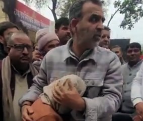 मुजफ्फरनगर में पूर्व केंद्रीय मंत्री और इंस्पेक्टर में बहस, बोले पुलिस मंदिर की जमीन पर कब्जा करा रही