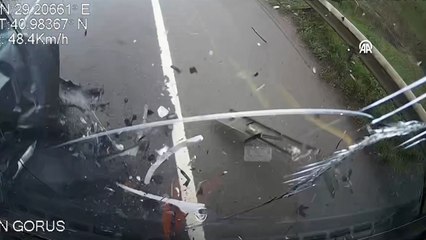 İETT otobüsüyle çarpışan otomobildeki bir kişi öldü, 4 kişi yaralandı! Kaza anı kamerada