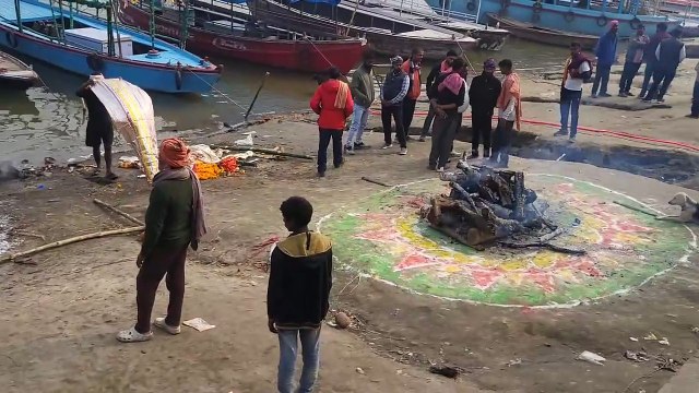 बनारस के डोम समाज की अनोखी विरासत; चिताओं की राख में ढूंढते हैं सोना-चांदी, भगवान शिव ने दिया था नष्ट होने का श्राप