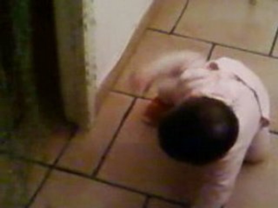 ...Ma petite nièce qui fait ses 1er pas...