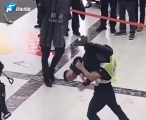 Ce policier calme ce jeune délinquant à la manière de Jacky Chan