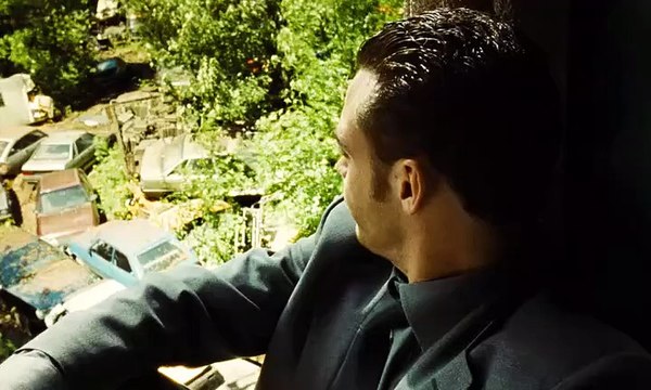 Jo has come to Ibiza to be a DJ in the club Amnesia. He befriends a solitary woman who's trying to forget her past. _Amnesia