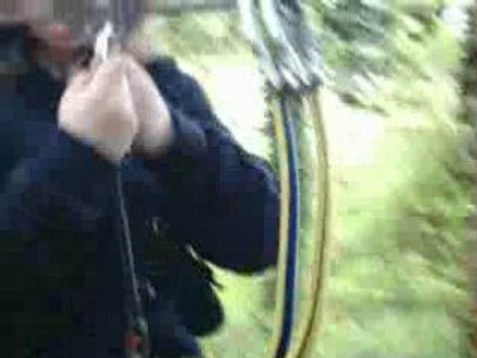 02 - Jennifer descend une plus grosse tyrolienne !