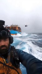 Okyanusta mahsur kalan gemi