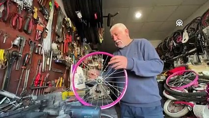 Bisiklet tamircisi Pala Dayı, 49 yıllık minibüsüyle nostaljiyi sokaklara taşıyor