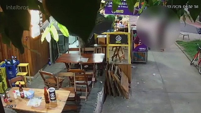 Câmera de segurança registra momento em que homem é morto a tiros enquanto caminhava em calçada