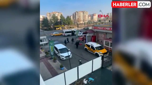 Dehşet anları saniye saniye kamerada! Silahlar çekildi, sokak karıştı