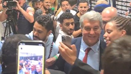 Baño de masas de Laporta en zona mixta: no paró de hacerse fotos