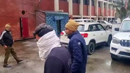 सीलिंग प्लान के दौरान पुलिस ने पीछा करते हुए कार के टायर पर फायर कर युवक को अवैध असले के साथ किया गिरफ्तार