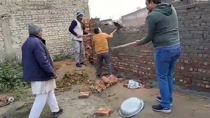 हाथ में फावड़ा लेकर अवैध अतिक्रमण गिराने में तहसीलदार की फूली सांस अपशब्द बोलकर लोगो से कहने लगे इसको गिराओ