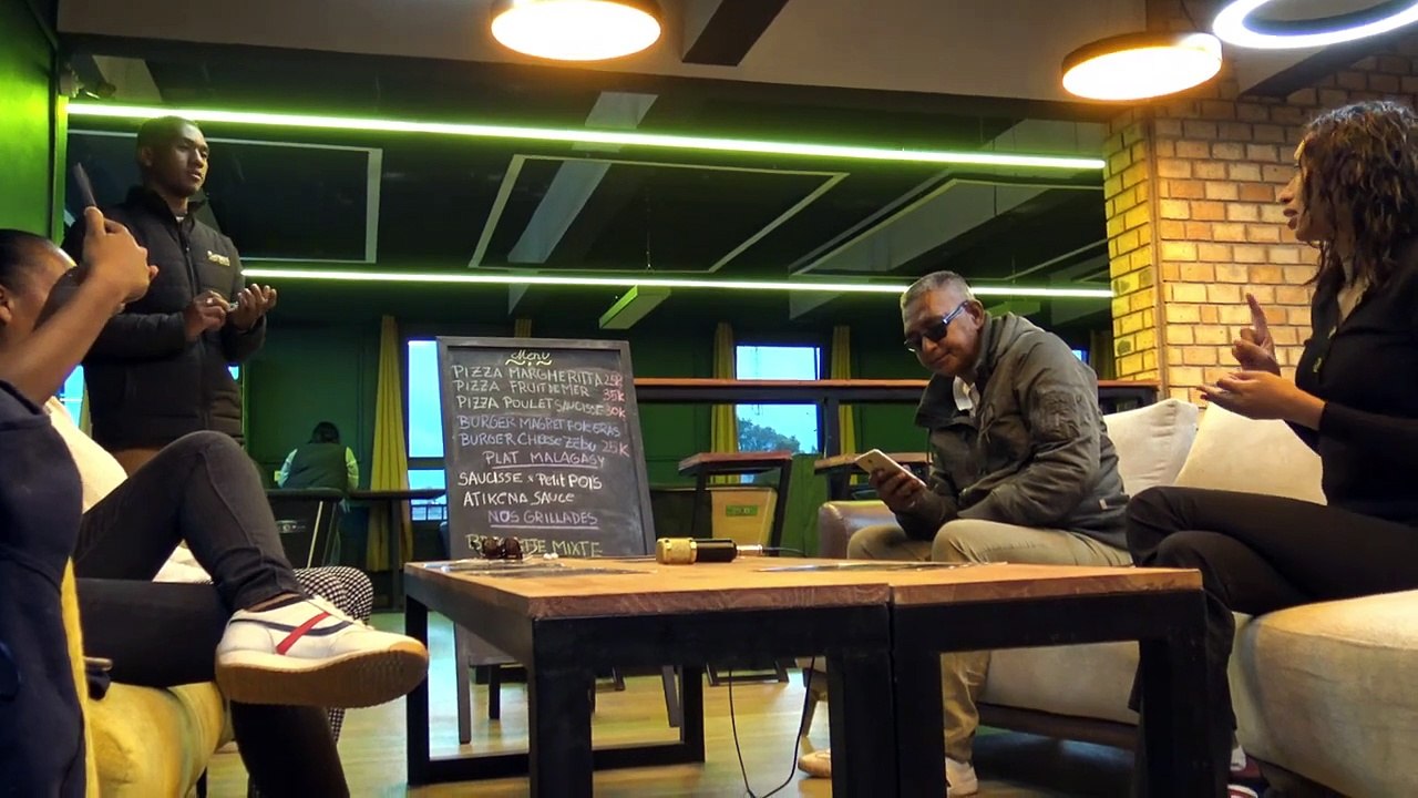 le restaurant le Play box avec ses table de billard
