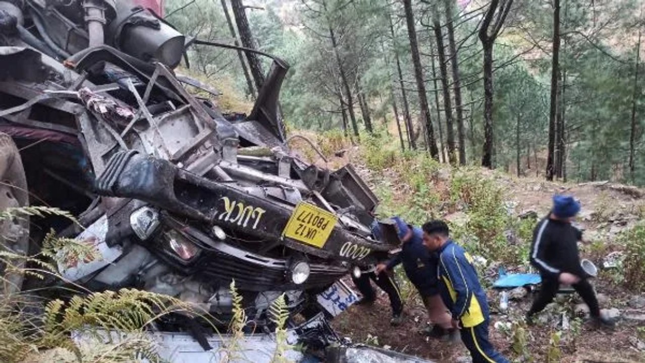 उत्तराखंड के पौड़ी में बड़ा हादसा, खाई में गिरी...