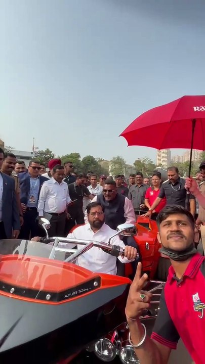 एकनाथ शिंदे यांनी घेतला रिक्षा आणि स्पोर्ट्स बाईक चालवण्याचा आनंद ठाण्यातील ऑटो एकस्पोचे उद्घाटन