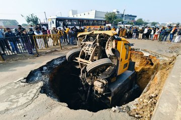 डंपर पूरी तरह धंस गया